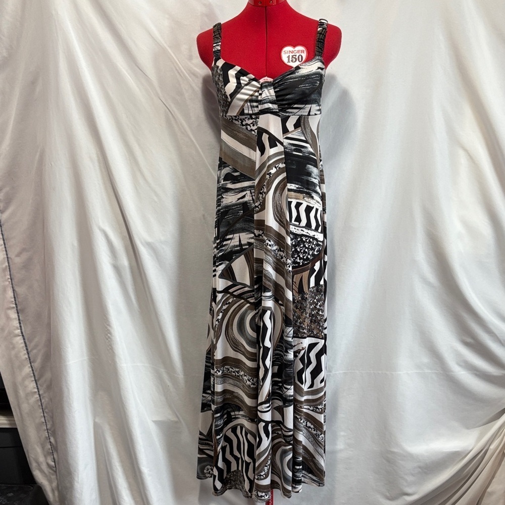 Chic Abstract Maxi Dress in Black and White SM258